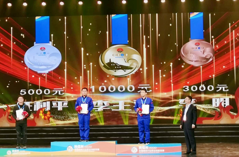 李明領獎.jpg 李明領獎.jpg